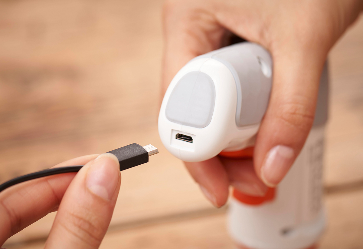 Απεικονίζεται χέρι να βάζει τη συσκευή στη φόρτιση.